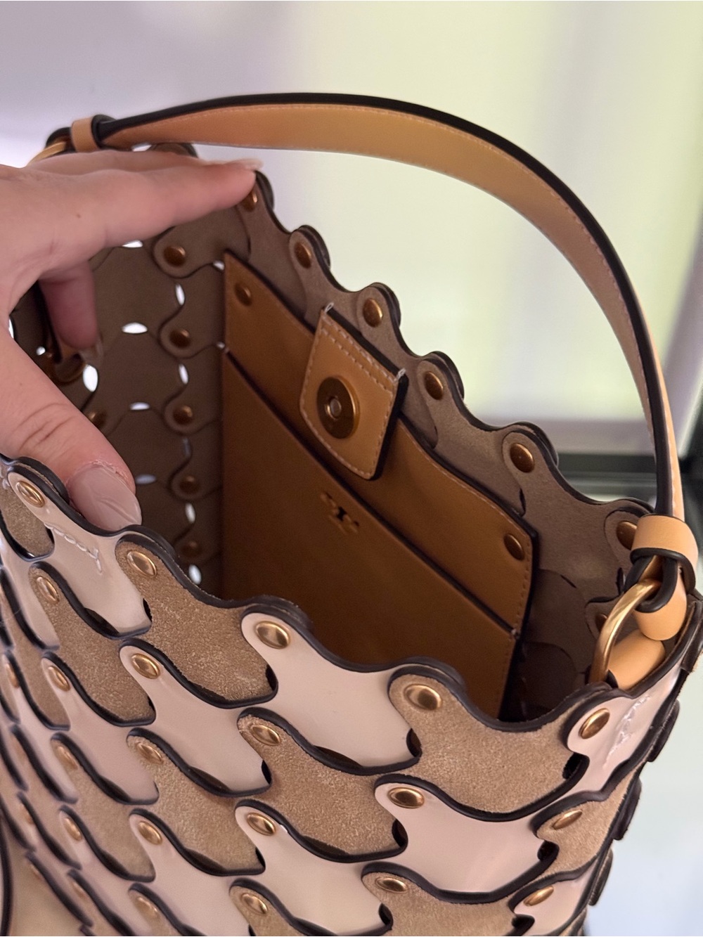 Tory Burch McGraw Jigsaw Bucket Bag - Picture 4 of 5